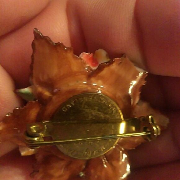 VINTAGE  ENGLISH BONE CHINA FLORAL BROOCH - Picture 2 of 2